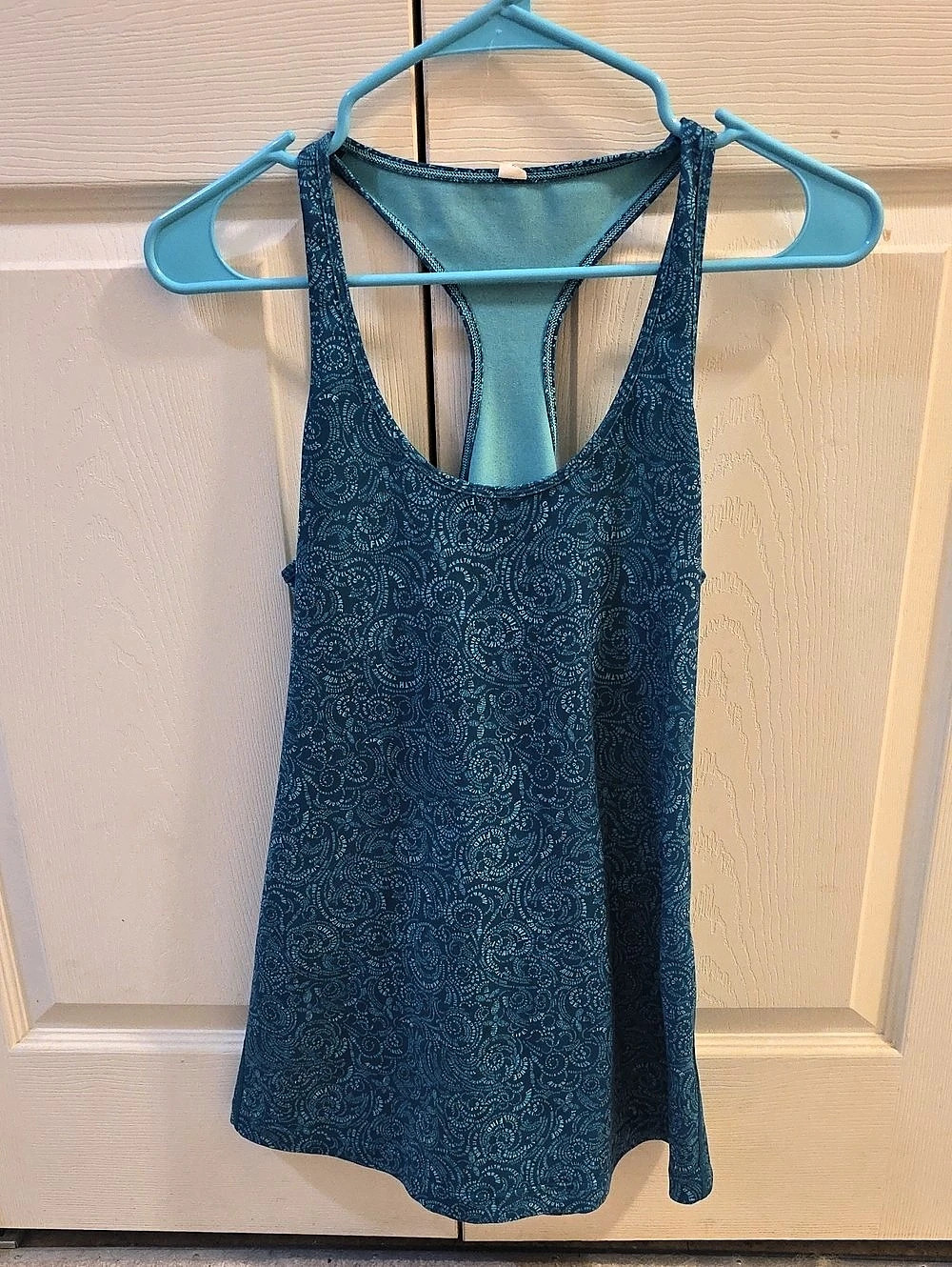 lululemon Women's Blue Racerback Tank Top. Unknown Sizing